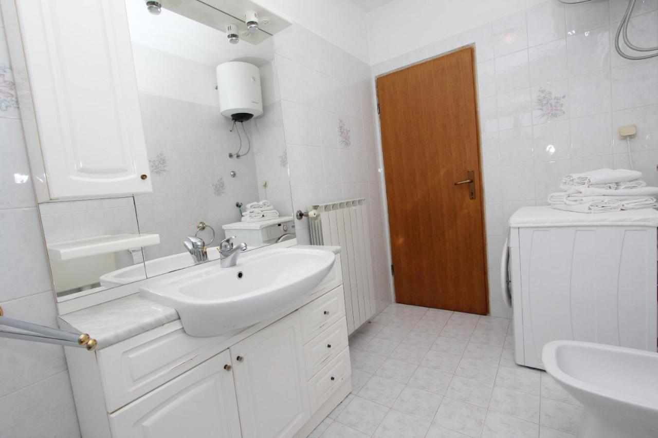 Apartments Denise ロヴィニ エクステリア 写真